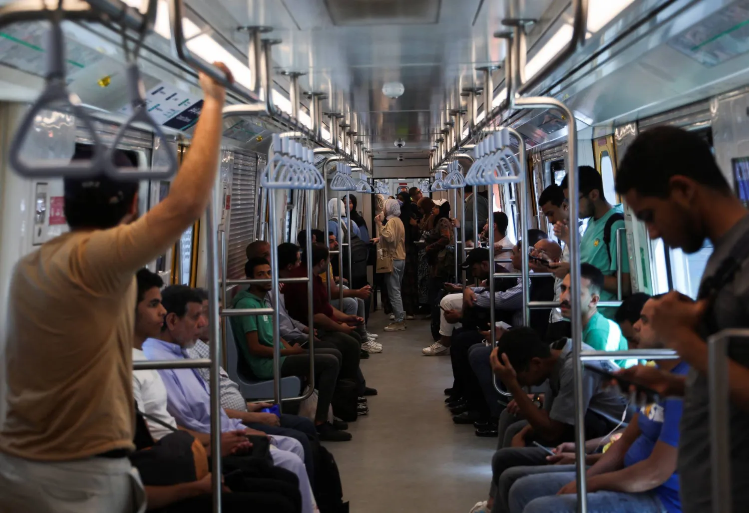 ركاب في مترو الأنفاق بالعاصمة المصرية القاهرة (رويترز)