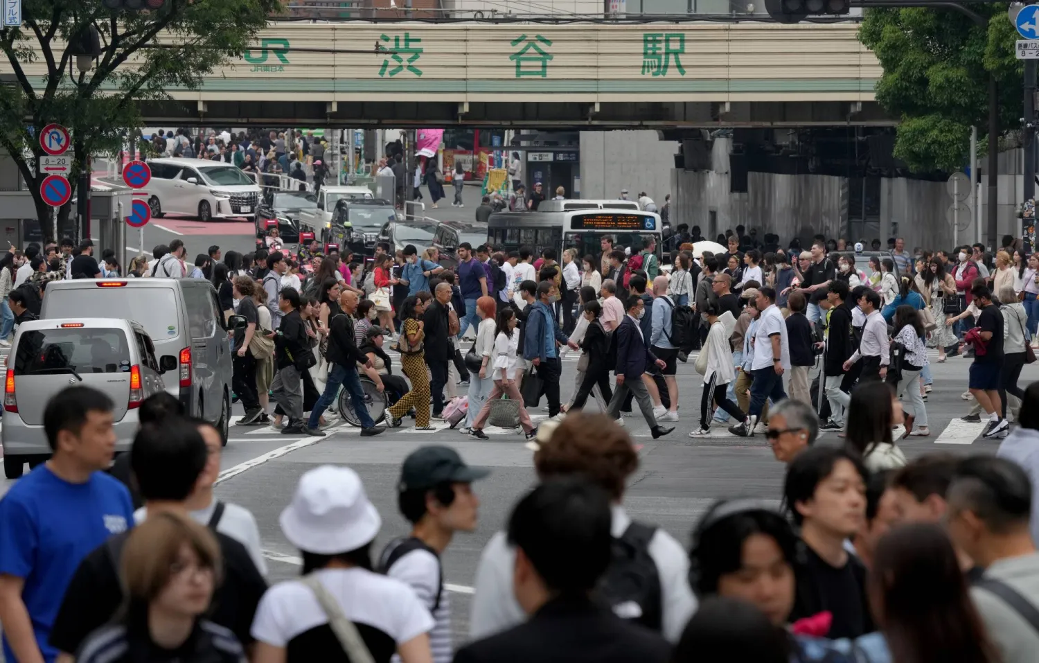 شارع مزدحم بالمارة وقت الذروة في العاصمة اليابانية طوكيو (إ.ب.أ)
