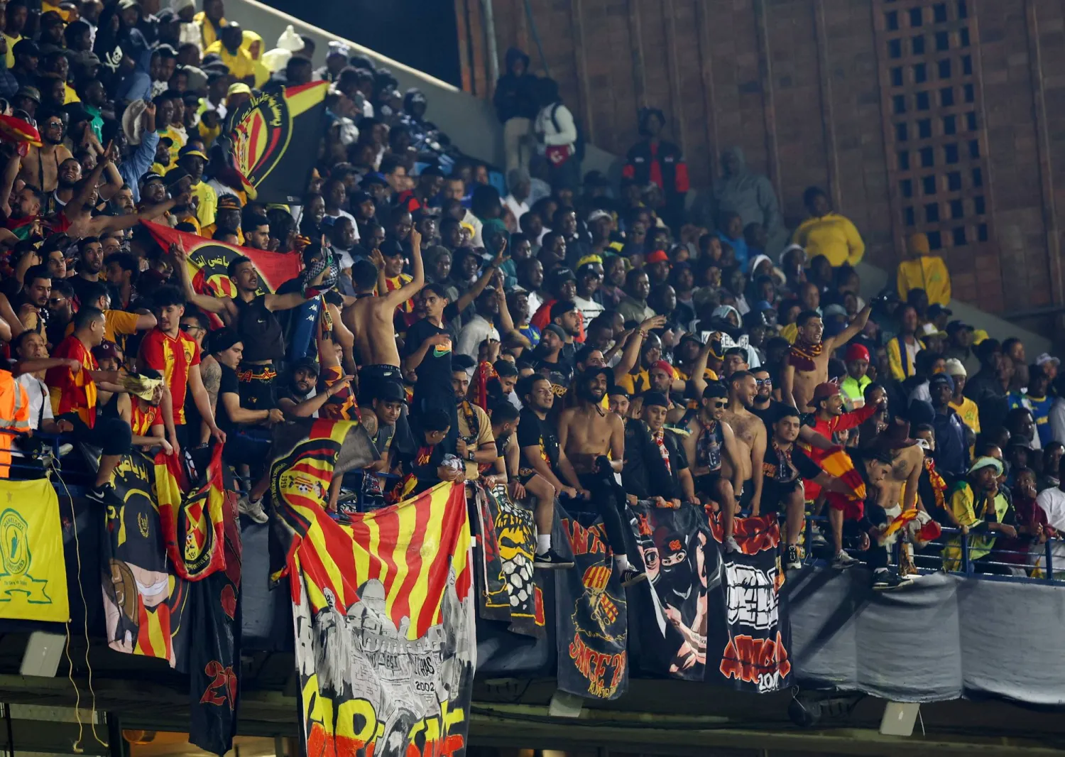 محيط المنطقة شهد مناوشات بين الجماهير والأمن تسبب في إصابات وإيقافات (رويترز)