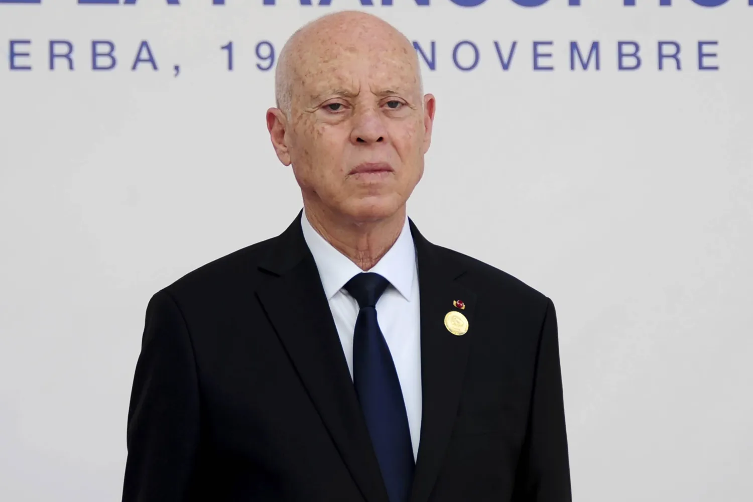 الرئيس التونسي عدّ الانتقادات الغربية «تدخلاً سافراً» في شؤون بلاده (أ.ب)