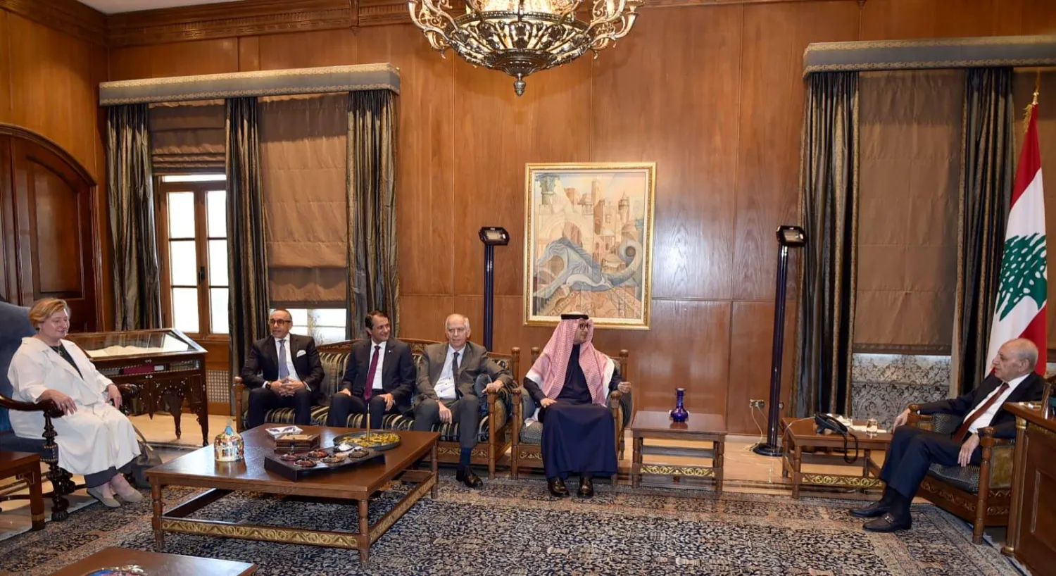 رئيس البرلمان اللبناني نبيه بري مستقبلاً سفراء «الخماسية» في مقر رئاسة النواب الشهر الماضي (مجلس النواب)