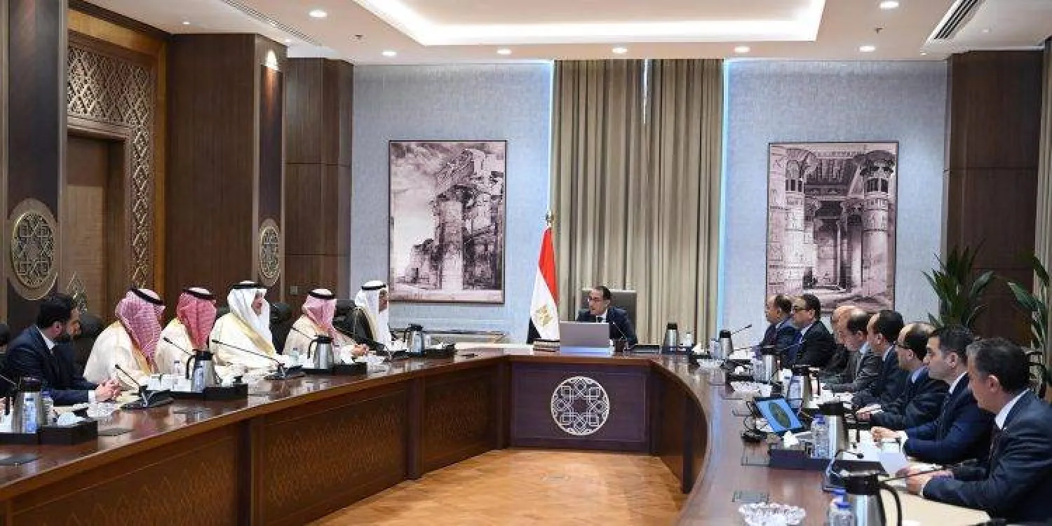 رئيس الوزراء المصري لدى استقبال وفد سعودي رسمي في القاهرة يوم الخميس (الشرق الأوسط)