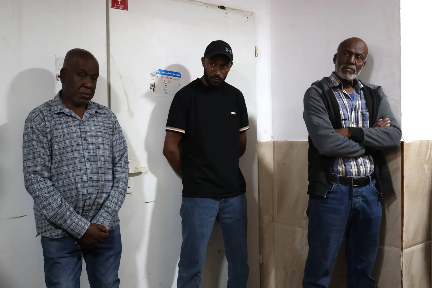 أقارب أحد الفلسطينيين الثلاثة الذين قُتلوا خلال غارة إسرائيلية في مستشفى طولكرم في مدينة طولكرم بالضفة الغربية... 16 مايو 2024 (إ.ب.أ)