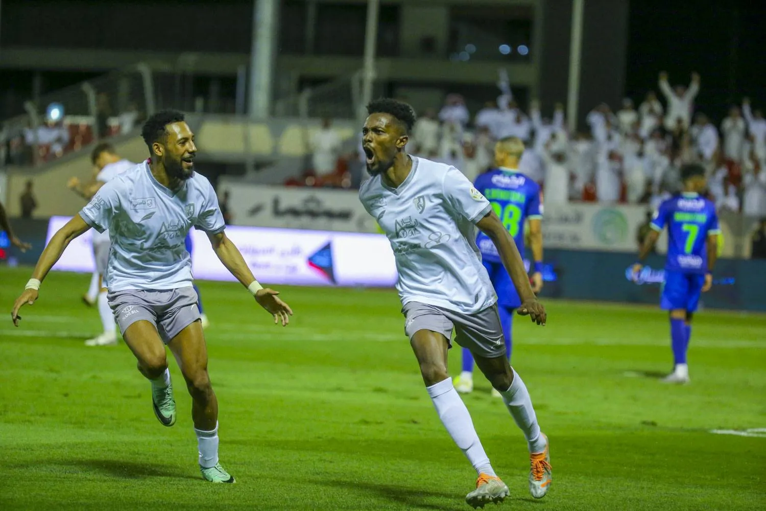 فرحة لاعبي الطائي بالفوز على الفتح (سعد الدوسري)