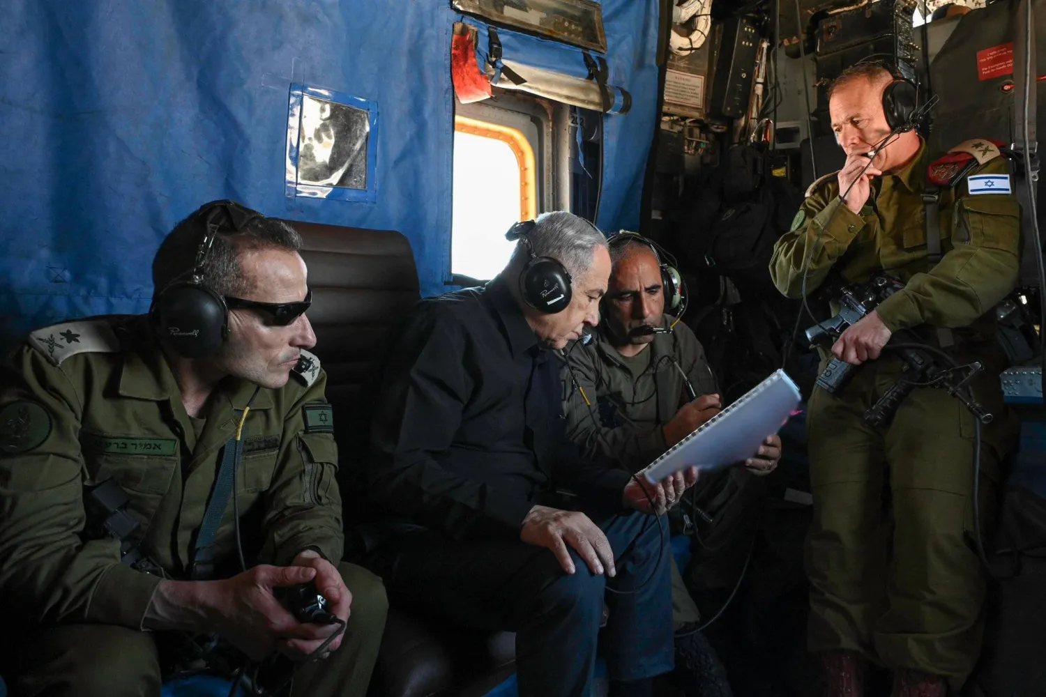 رئيس الوزراء بنيامين نتنياهو داخل المروحية العسكرية (صورة من حساب المتحدث الرسمي على إكس)