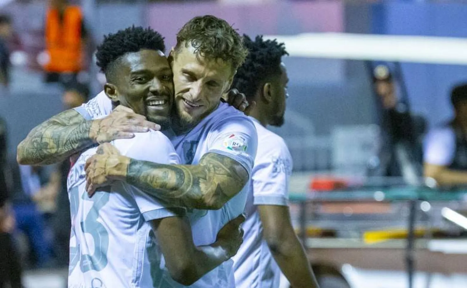 فرحة كبيرة لفريق الطائي عقب الانتصار على الفتح (تصوير: سعد الدوسري) 