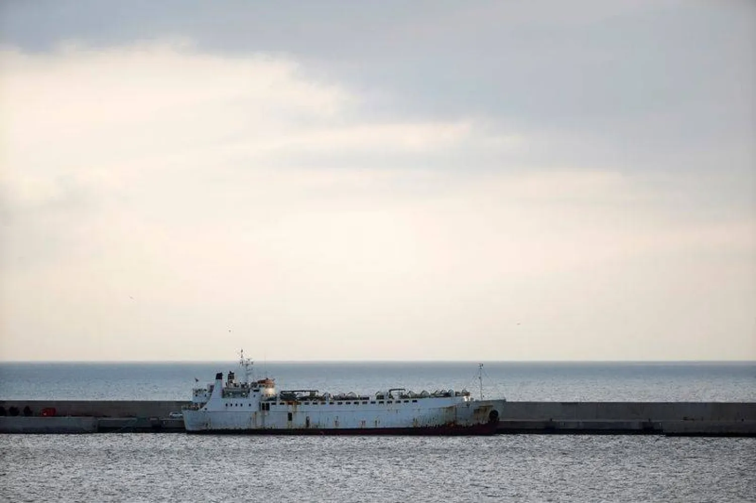 سفينة بميناء إسكومبريراس في قرطاجنة بإسبانيا في 25 فبراير 2021 (رويترز)