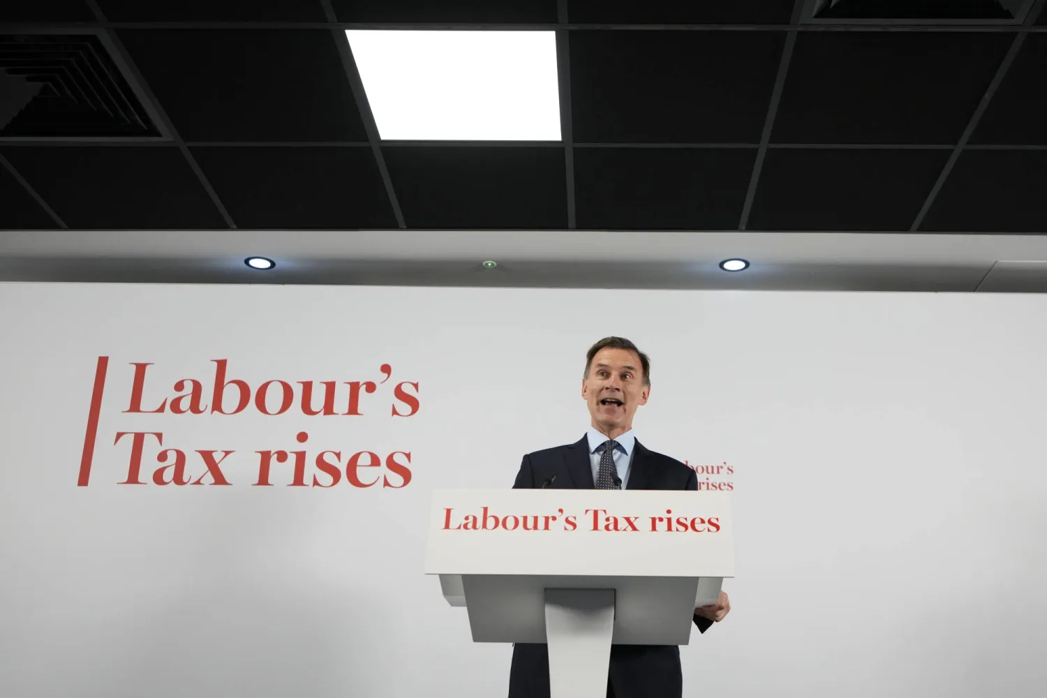 وزير المال البريطاني جيريمي هانت هانت في مؤتمر صحافي بالعاصمة لندن يوم الجمعة (أ.ب)