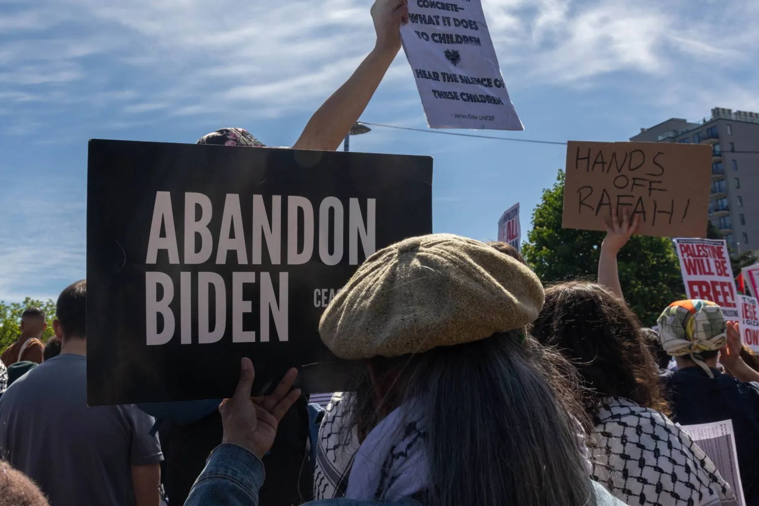 متظاهرون يدعون إلى التخلي عن بايدن بسبب مواقفه من إسرائيل (أ.ف.ب)