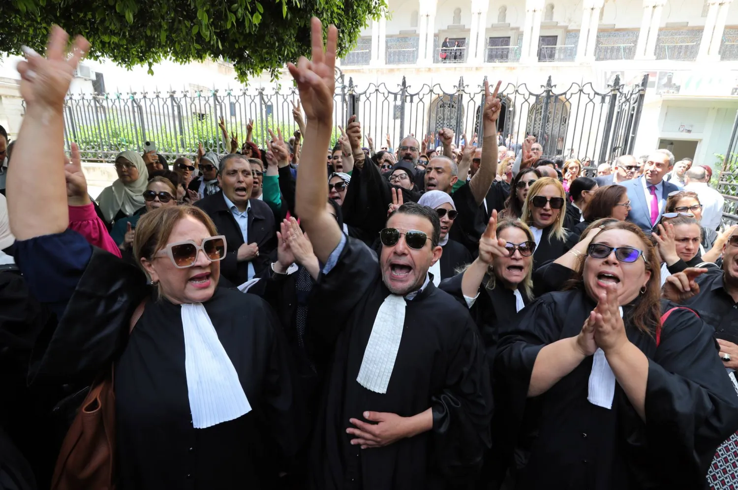 مئات المحامين والناشطين من منظمات المجتمع المدني تظاهروا للتنديد بتراجع الحريات (إ.ب.أ)