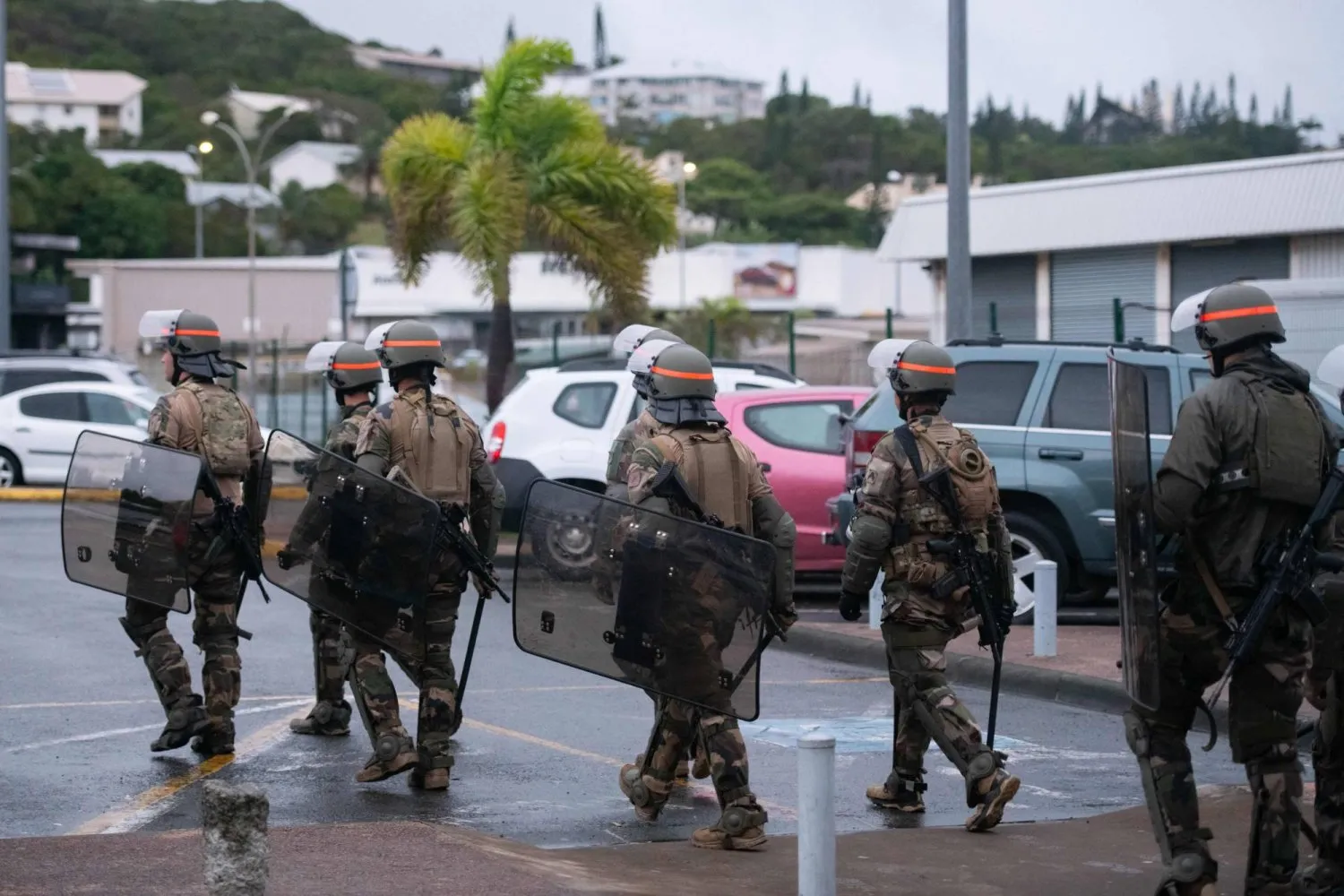 Fransız askerleri, limanları ve stratejik bölgeleri korumak için Noumea Havalimanı’na geldi. (AFP)