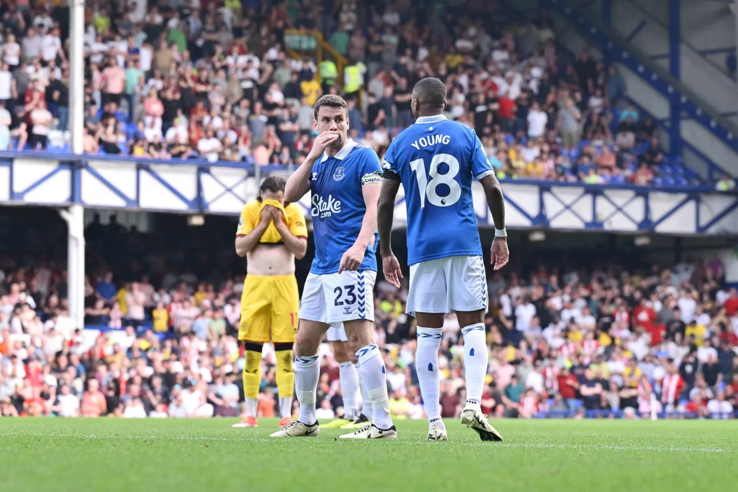 كولمان ويونغ باقيان في إيفرتون (غيتي)