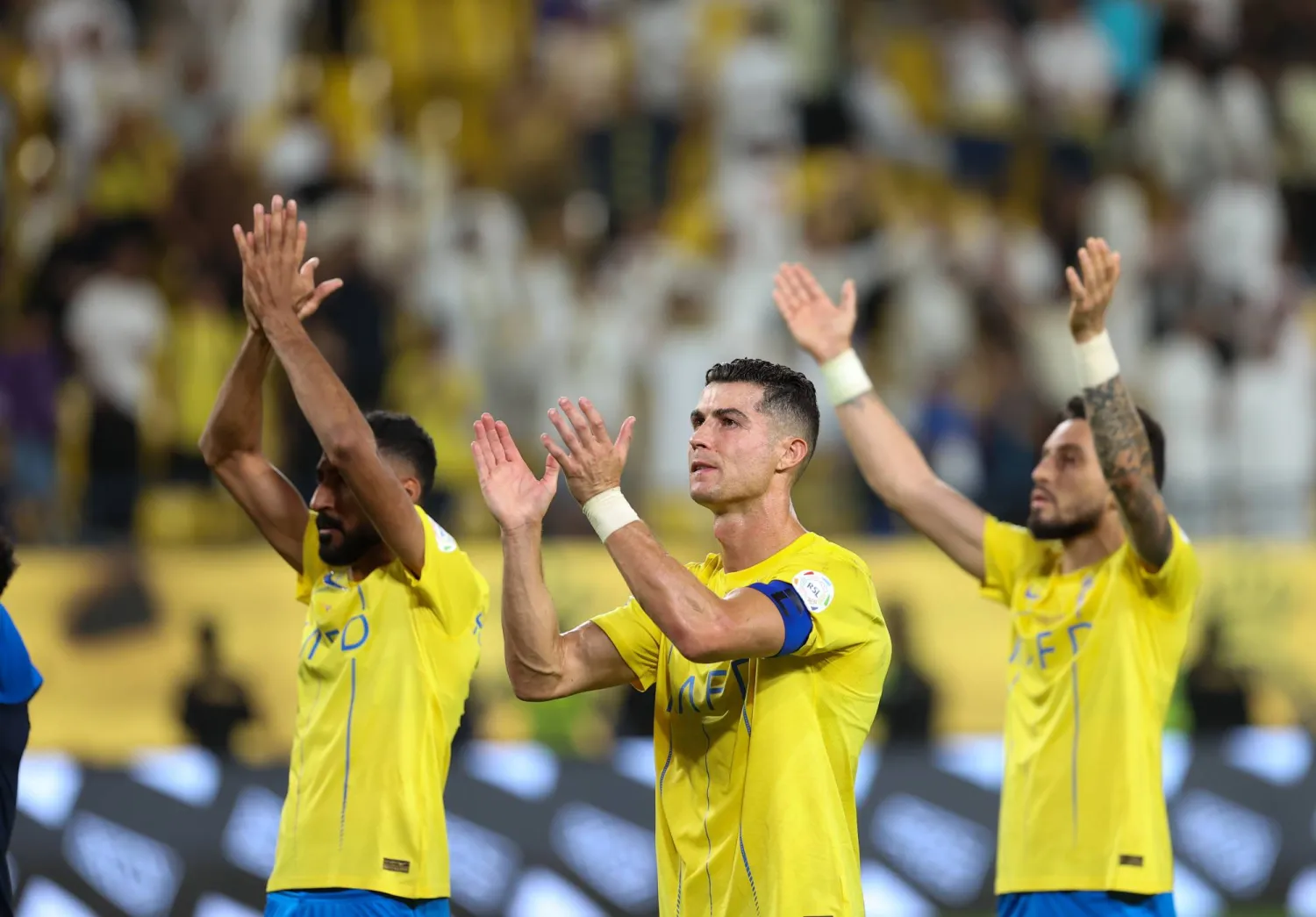 رونالدو وزملائه يحيون جماهير النصر عقب نهاية المواجهة (تصوير: صالح الغنام)