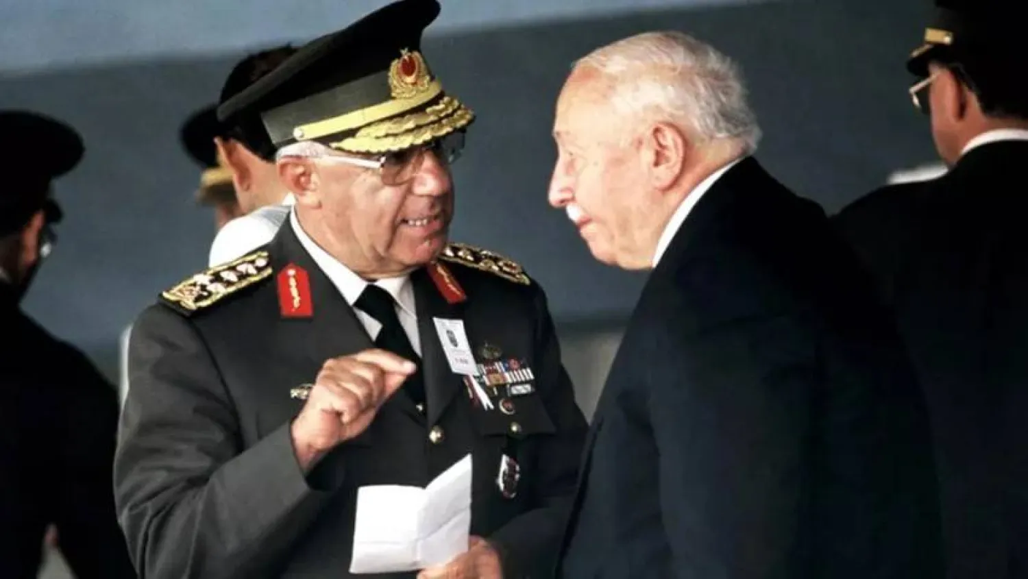 صورة أرشيفية لرئيس الوزراء الراحل نجم الدين أربكان مع أحد قادة انقلاب 28 فبراير (متداولة)