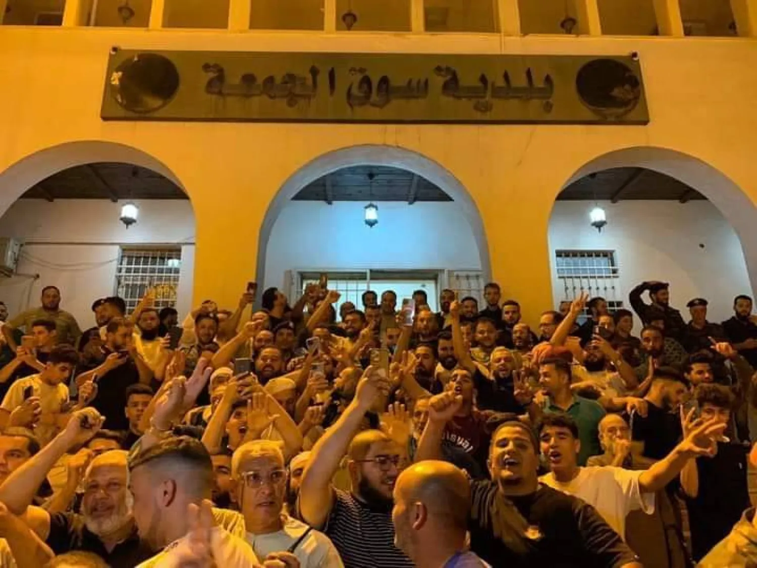 ليبيون من منطقة «سوق الجمعة» بطرابلس عقب الإعلان عن توقيع اتفاق مصالحة بين «الردع» و«اللواء 444 قتال» (بلدية سوق الجمعة)