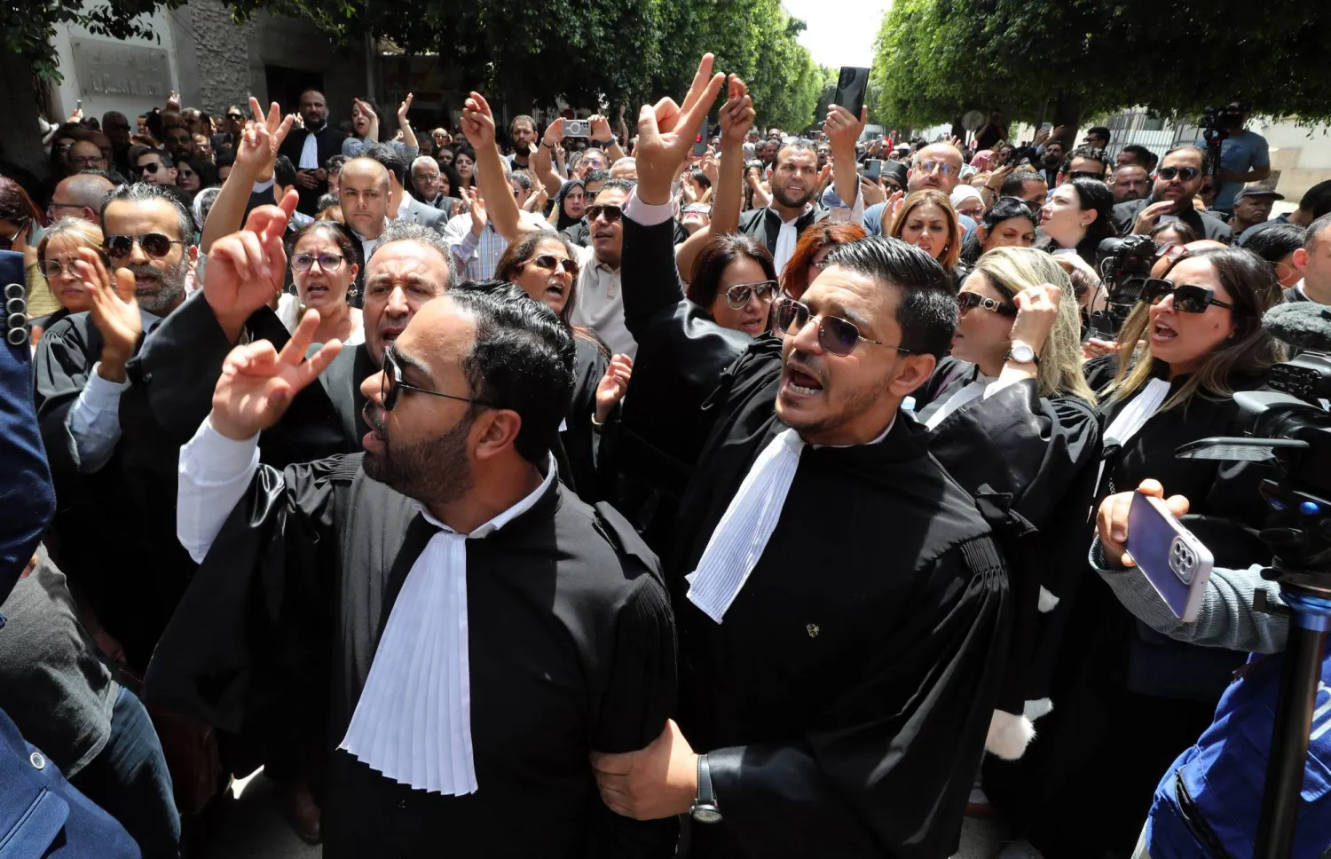 جانب من الوقفة التي نظمها محامون وسط العاصمة التونسية للاحتجاج على «التضييق على الحريات» (إ.ب.أ)