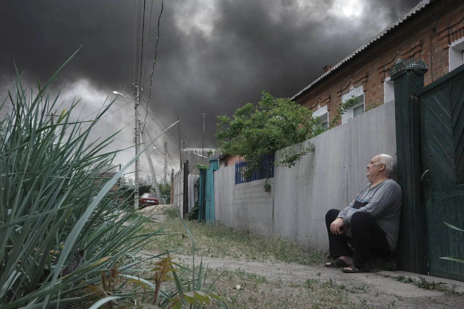 دخان كثيف يتصاعد بعد قصف روسي لمنطقة خاركيف في 17 مايو (إ.ب.أ)