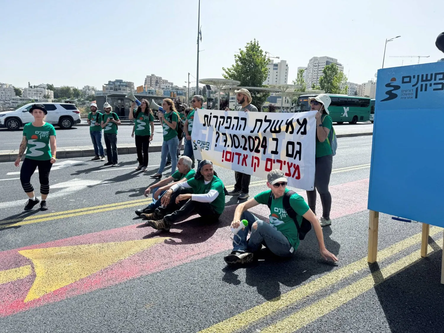 Göstericiler İsrail Başbakanı Binyamin Netanyahu hükümetini protesto etmek için Kudüs'te bir yolu kapattı. (Reuters)