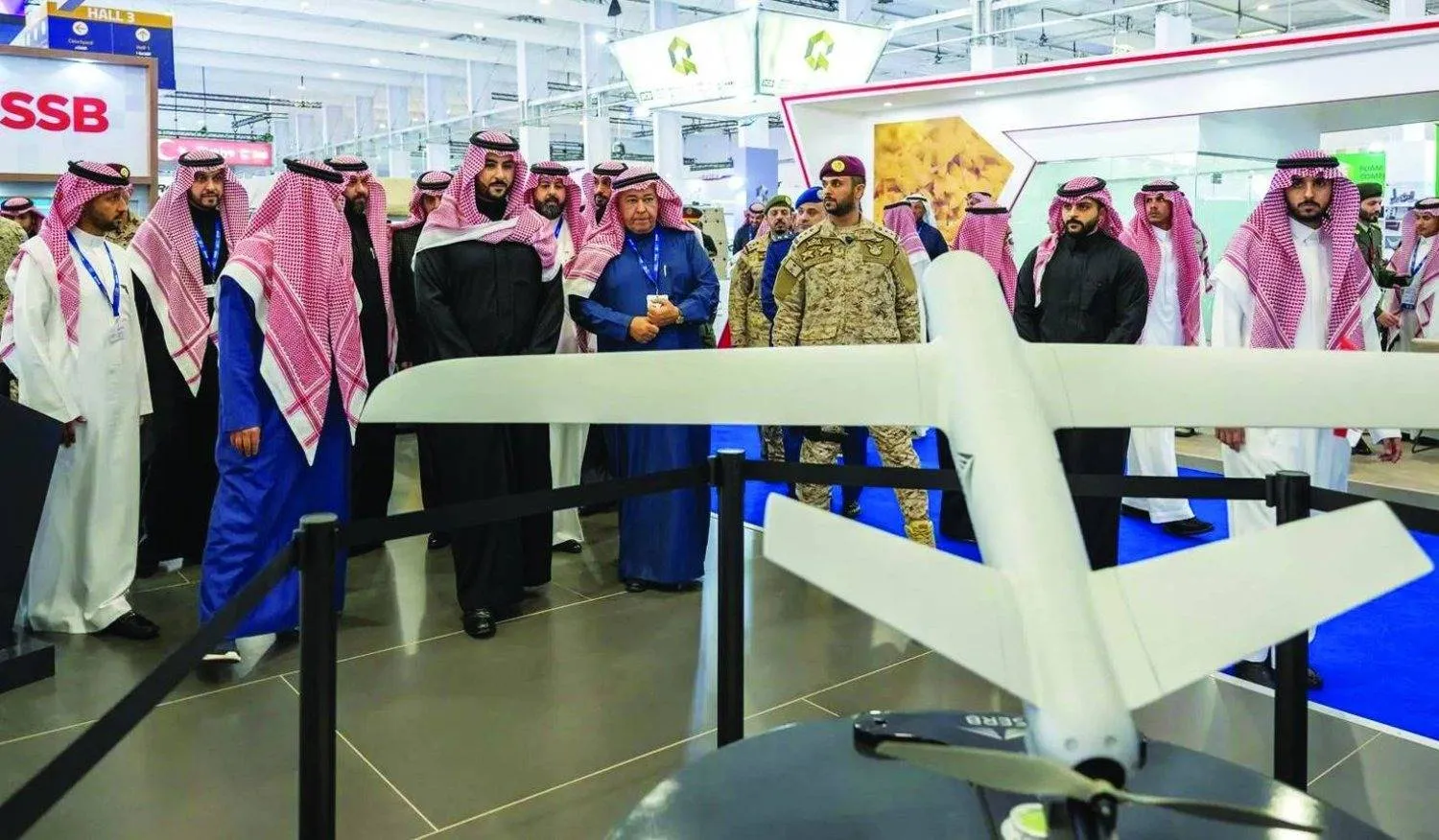 وزير الدفاع السعودي الأمير خالد بن سلمان أثناء جولته في «معرض الدفاع العالمي» 2024 (واس)