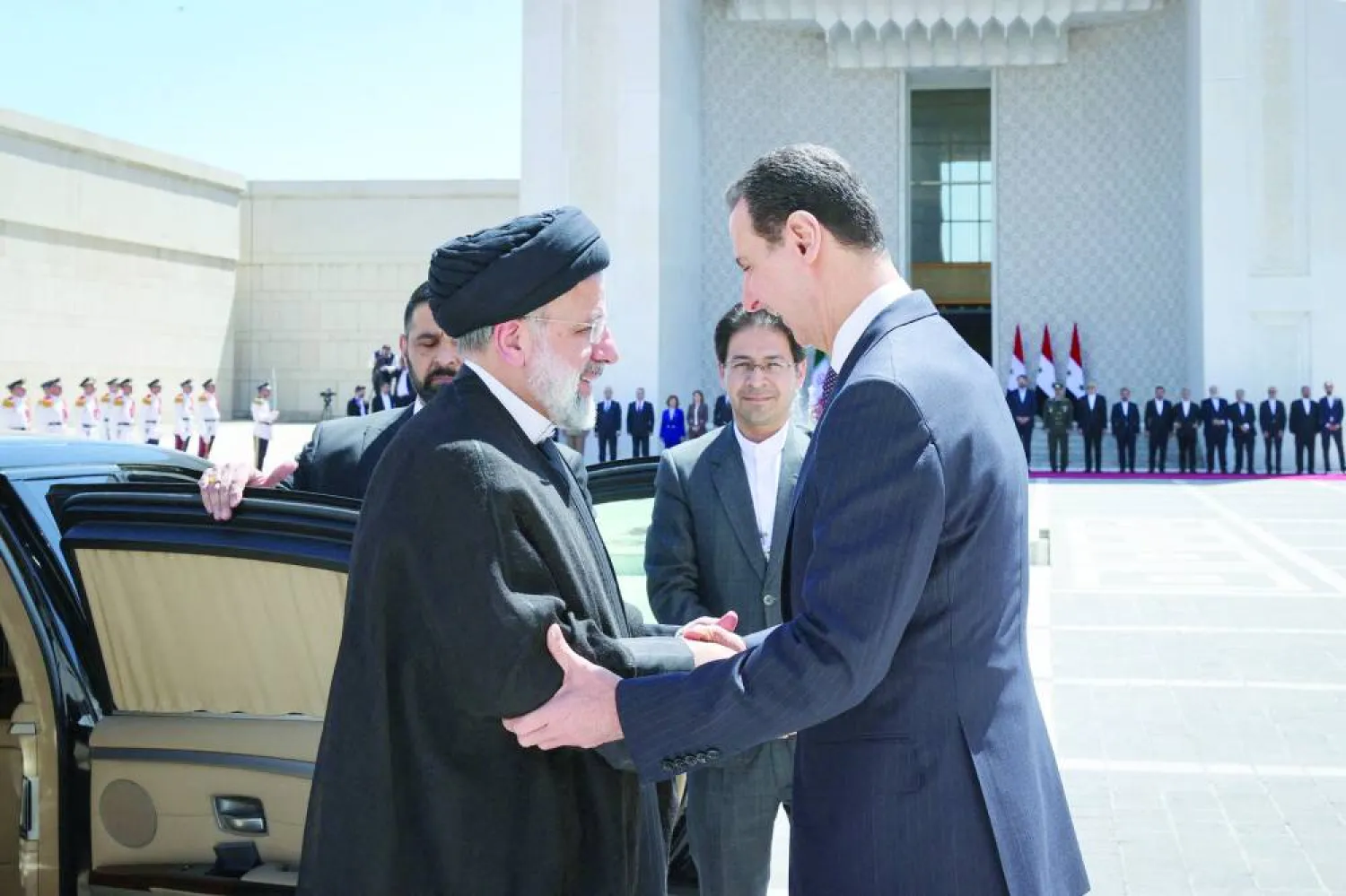 الرئيس السوري بشار الأسد لدى استقباله الرئيس الإيراني إبراهيم رئيسي في القصر الرئاسي بدمشق مايو 2023 (أ.ف.ب)