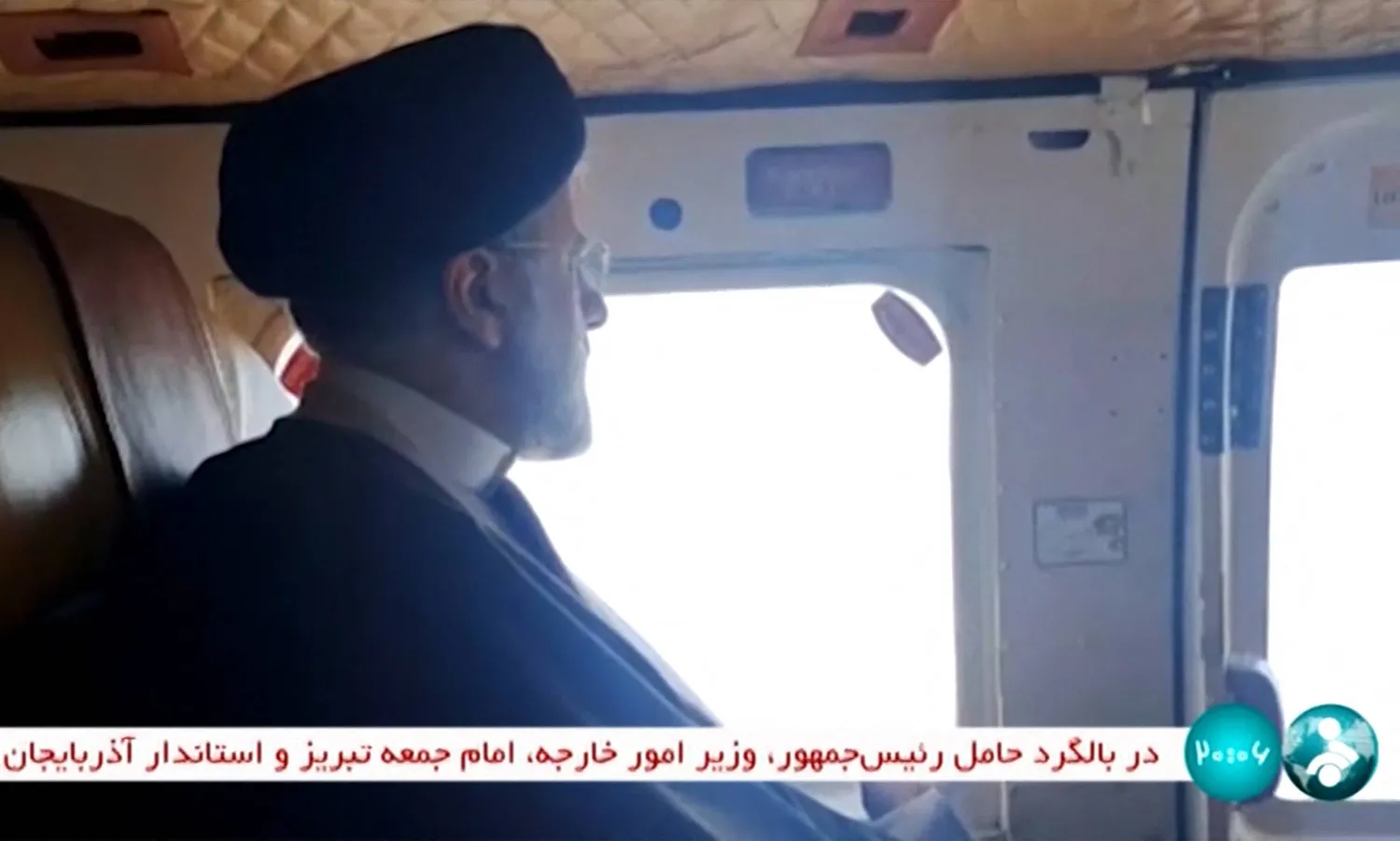 الرئيس الإيراني إبراهيم رئيسي على متن مروحية في محافظة أذربيجان الشرقية اليوم (أ.ف.ب)