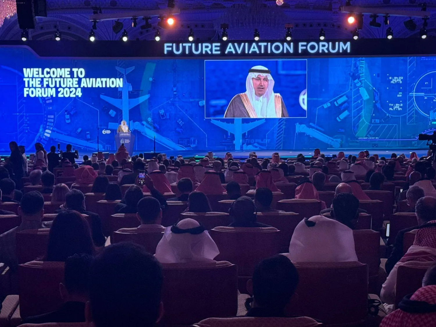 وزير النقل والخدمات اللوجستية متحدثاً للحضور خلال مؤتمر مستقبل الطيران (الشرق الأوسط)