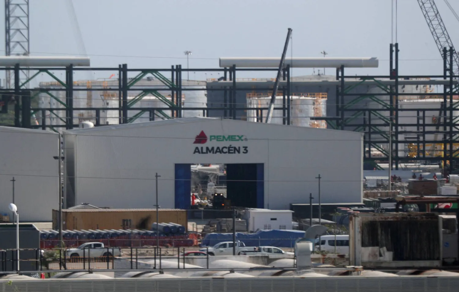 مصفاة دوس بوكاس التابعة لشركة النفط المكسيكية التي تديرها الدولة «بيميكس» خلال افتتاحها في بارايسو (رويترز)