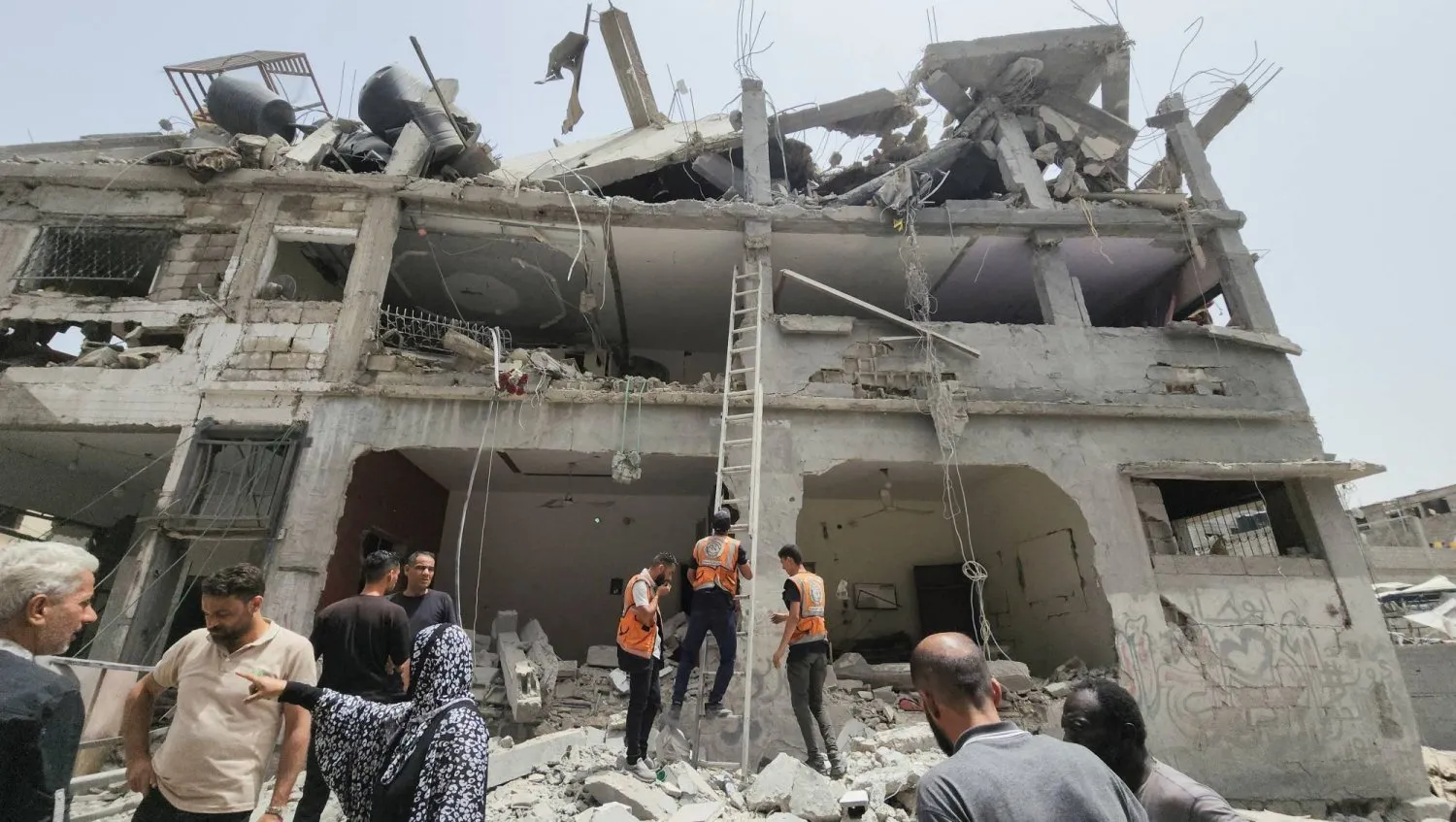 Gazze Şeridi'nin kuzeyindeki Beyt Lahiya'da İsrail bombardımanlarının neden olduğu yıkım, 20 Mayıs 2024 (Reuters)