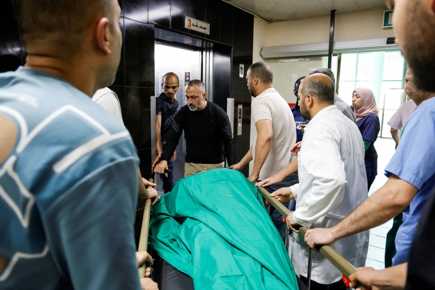 Palestinians carry the body of a person who was killed in an Israeli raid, at a hospital in Jenin camp, in the Israeli-occupied West Bank, May 21, 2024. REUTERS/Raneen Sawafta