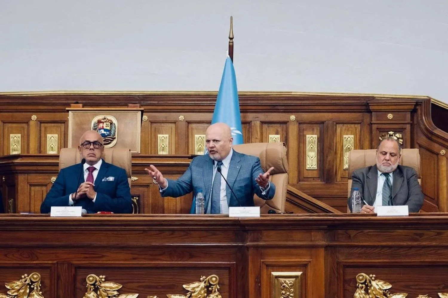 المدعي العام للمحكمة الجنائية الدولية كريم خان (وسط) (حسابه على منصة «إكس»)