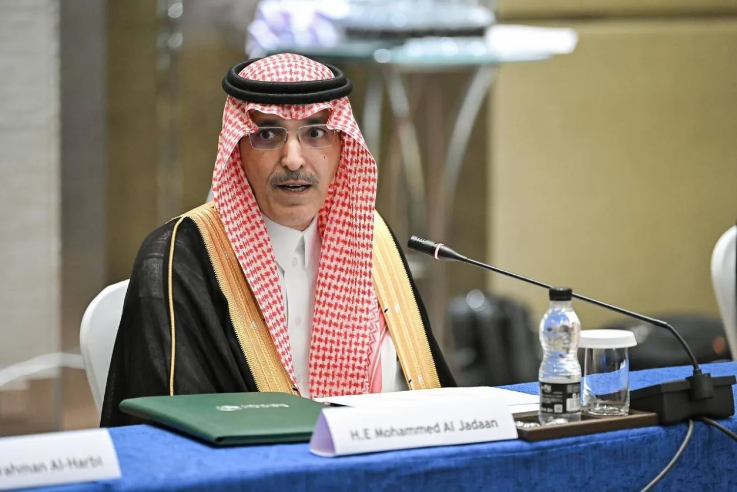 وزير المالية السعودي متحدثاً إلى الحضور على الطاولة المستديرة في الصين (الشرق الأوسط)