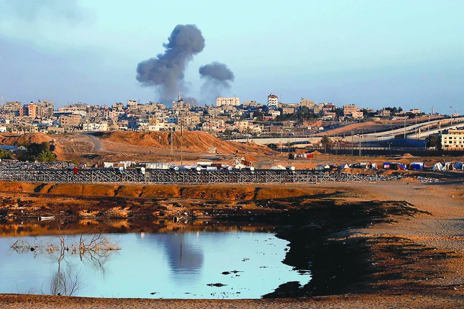 İsrail'in 6 Mayıs’ta Mısır ile Gazze Şeridi’nin Refah şehri arasındaki sınır çiti yakınlarında düzenlediği hava saldırısının ardından yükselen dumanlar (AP)