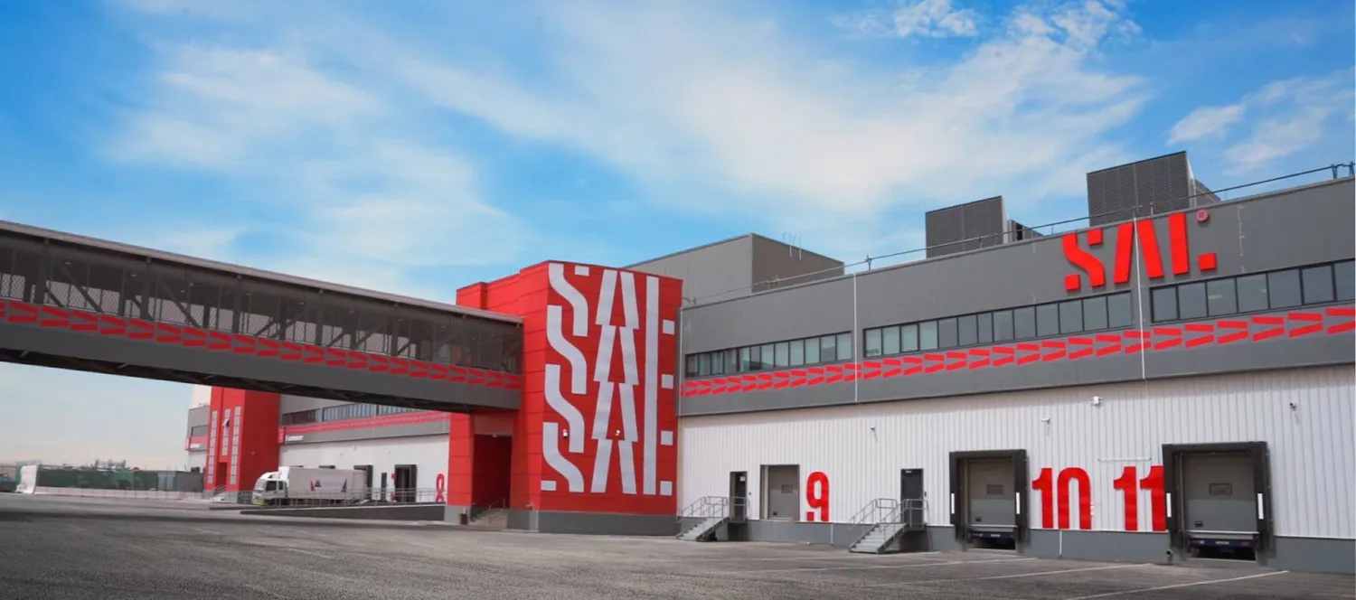 بحسب «سال» تتعلق الاتفاقية بإيجار وتطوير 90 ألف متر مربع من مرافق الشحن الجوي لـ20 سنة (موقع الشركة)