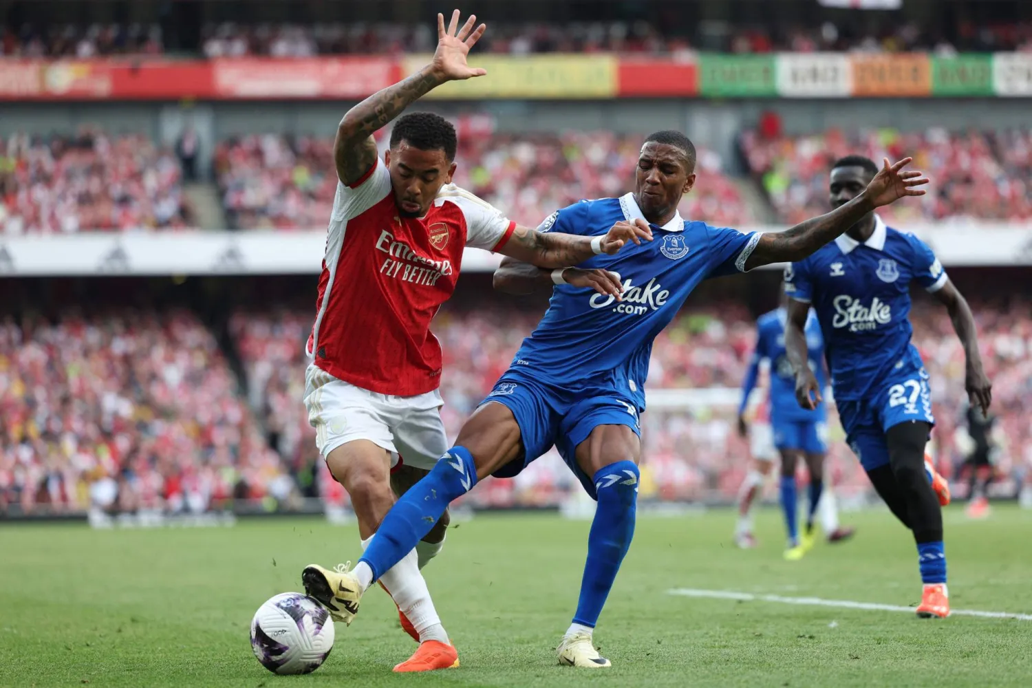 آشلي يونغ خلال مباراة أرسنال الأخيرة (أ.ف.ب)