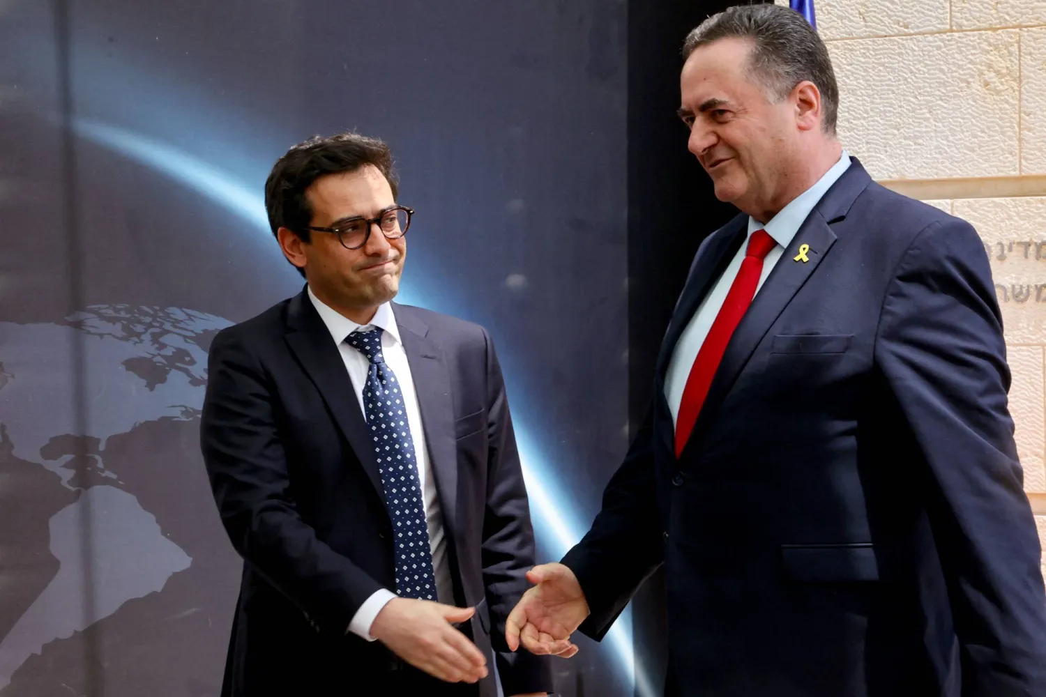 وزيرا خارجية الفرنسي ستيفان سيجورنيه (يسار) والإسرائيلي إسرائيل كاتس بمناسبة لقائهما في القدس يوم 30 أبريل الماضي (أ.ف.ب)