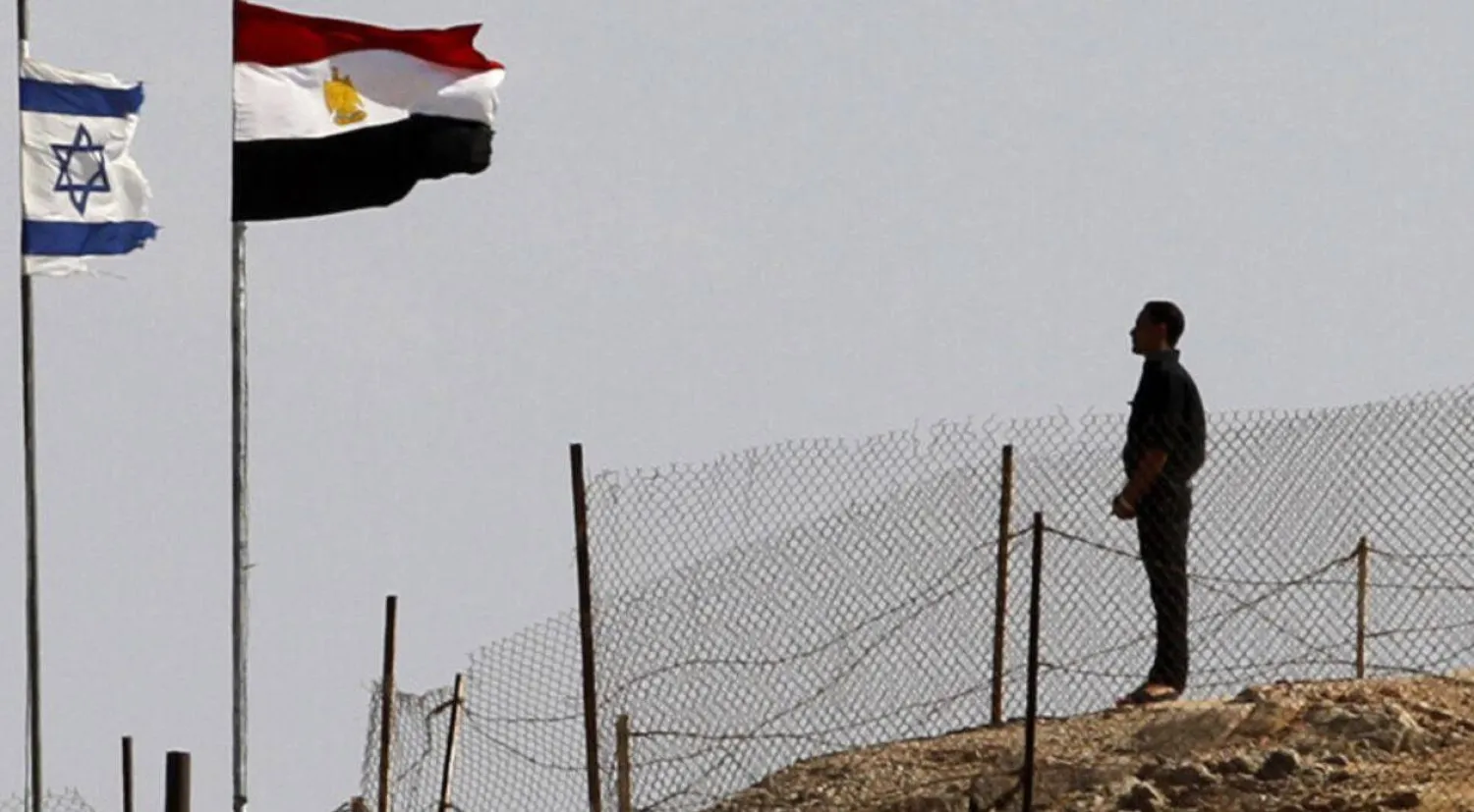 جندي مصري يقف على معبر طابا بين مصر وإسرائيل (أ.ف.ب)