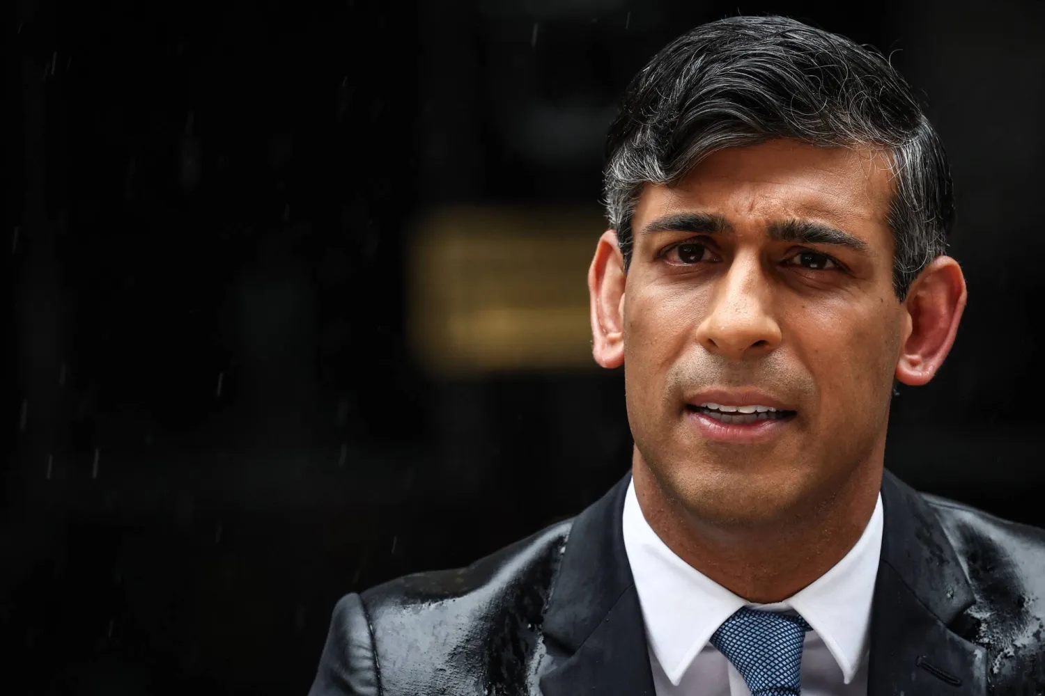 رئيس الوزراء البريطاني ريشي سوناك لدى إعلانه موعد الانتخابات التشريعية (أ.ف.ب)