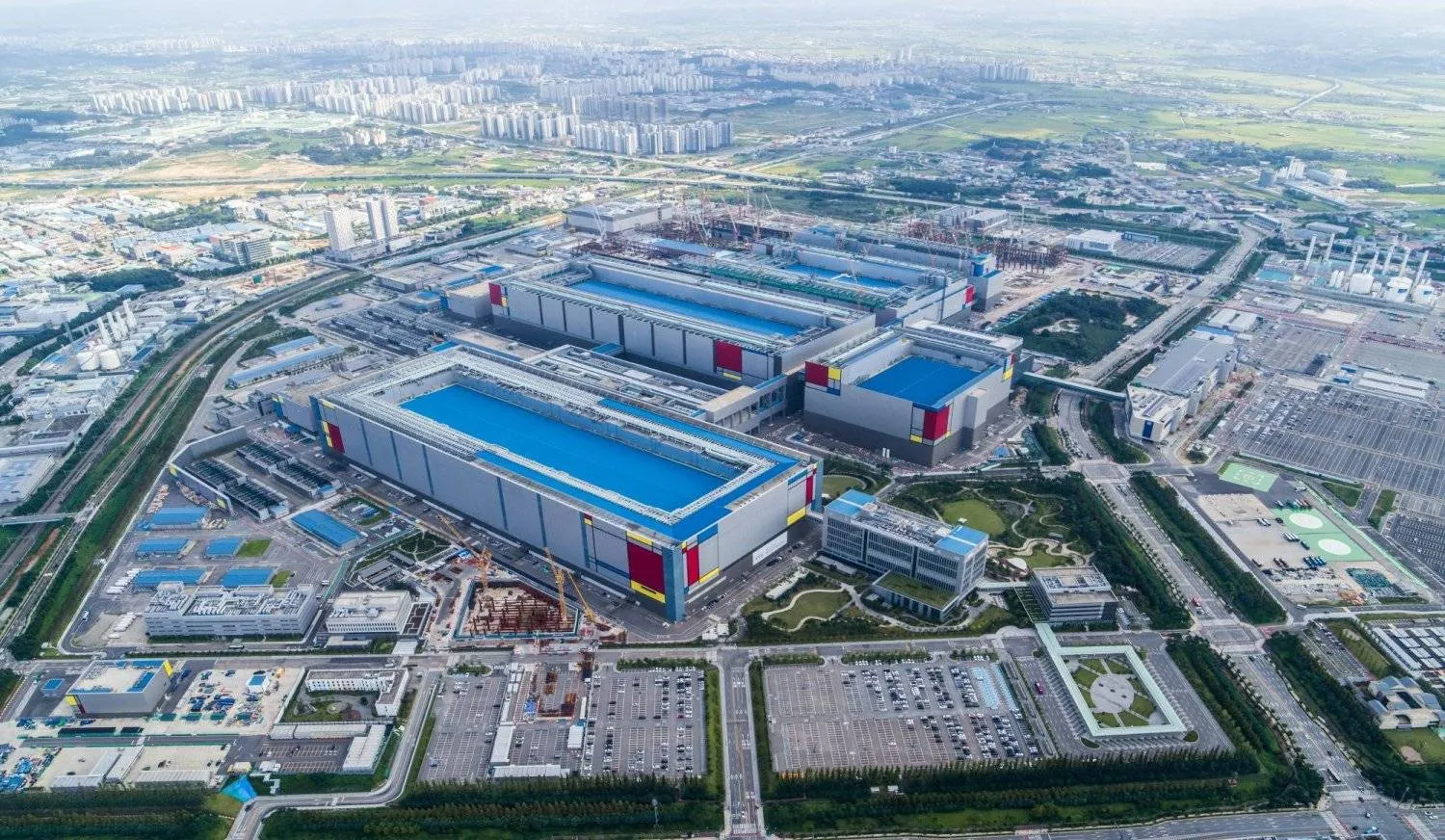 A view shows Samsung Electronics' chip production plant at Pyeongtaek, South Korea, in this handout picture obtained by Reuters on September 7, 2022. Samsung Electronics/Handout via REUTERS