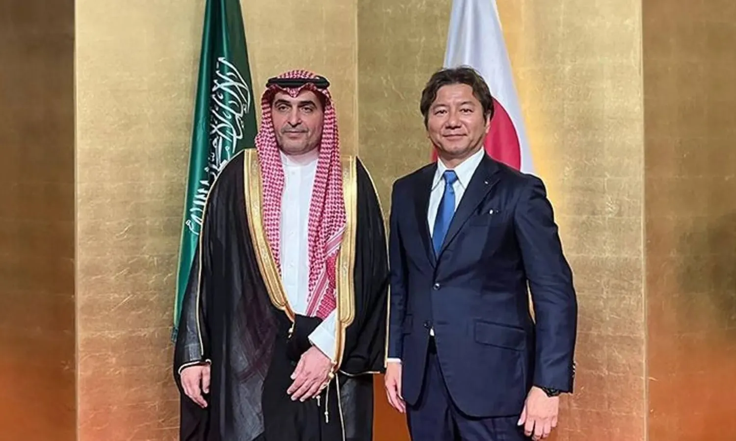 سعد اللذيذ ويوشوكازي نينومورا خلال توقيع الاتفاقية (الشرق الأوسط)