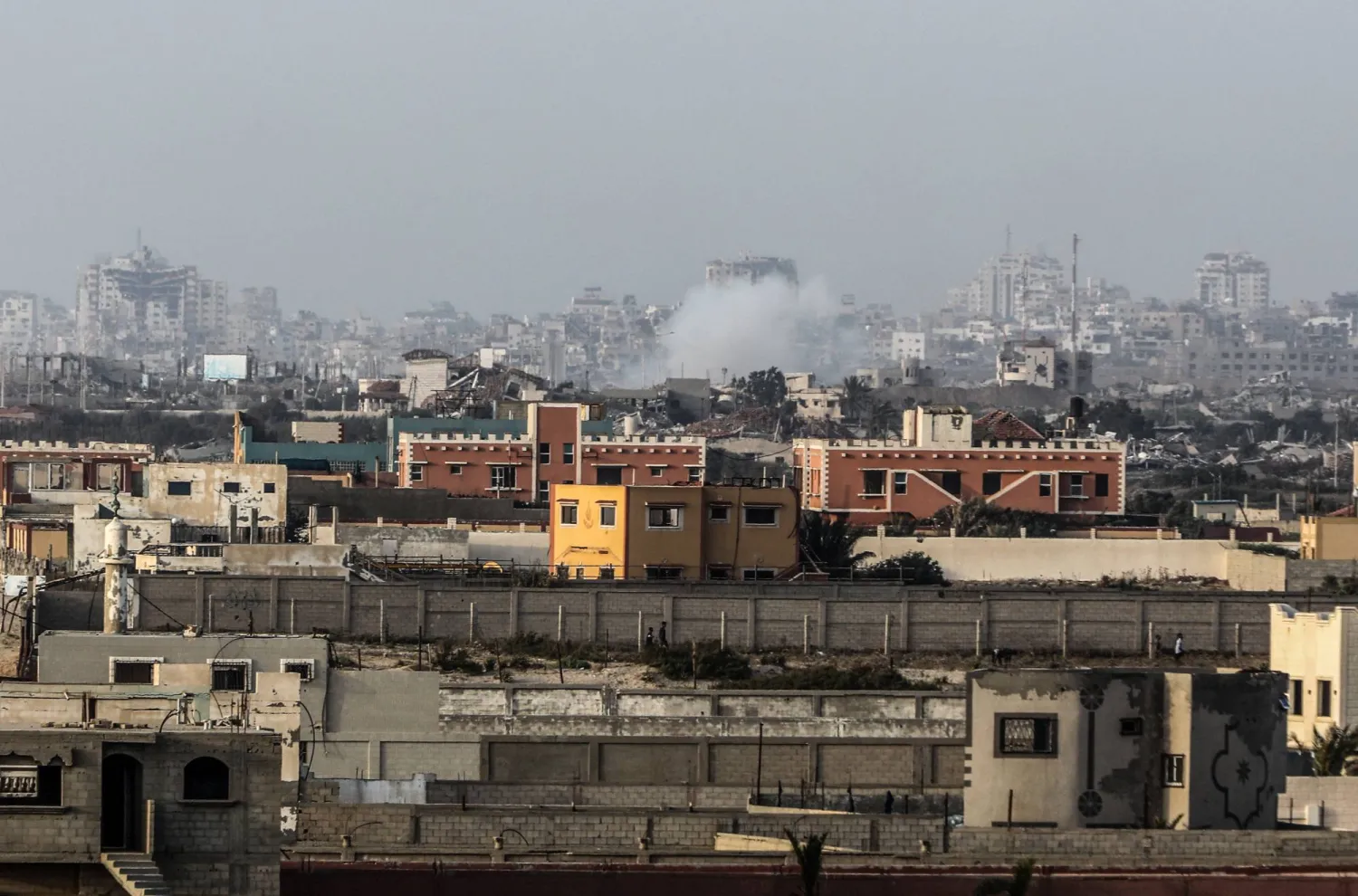 دخان يتصاعد بعد غارة جوية إسرائيلية على مدينة غزة (د.ب.أ)