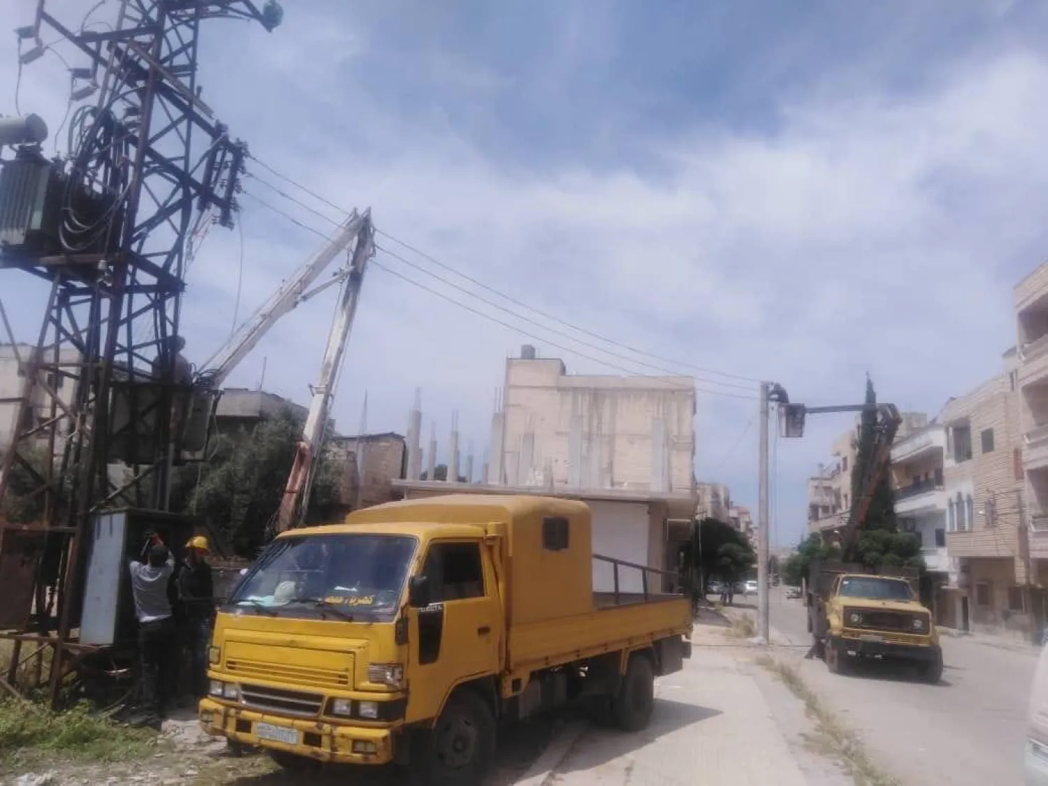 فرقة تابعة لشركة الكهرباء السورية تصلح أحد الأعطال (شركة الكهرباء السورية)