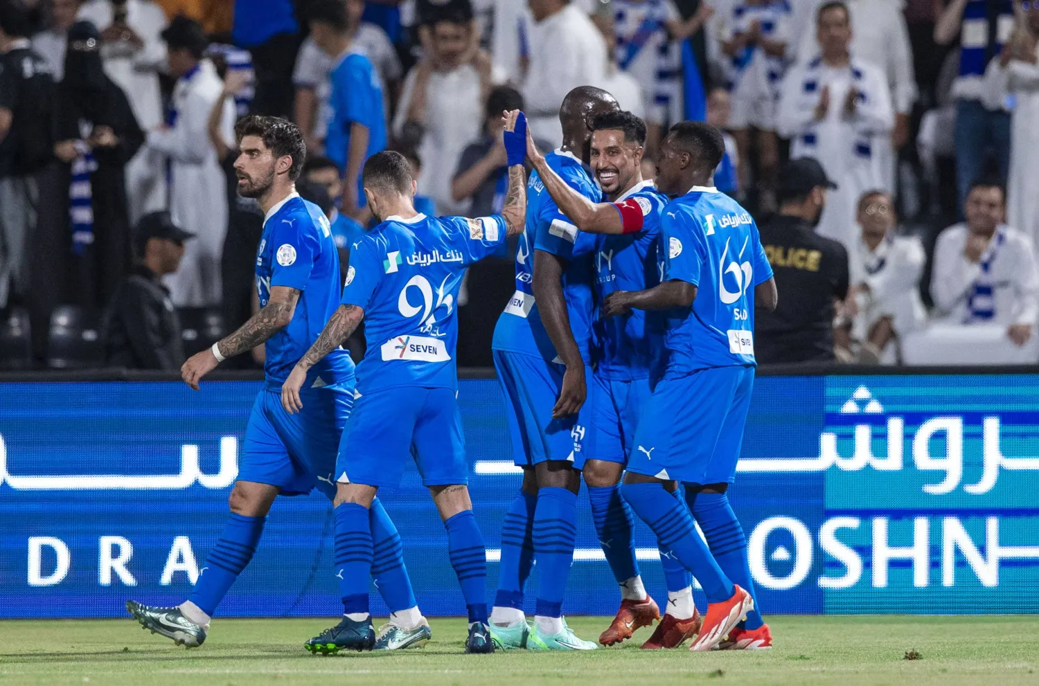 فرحة لاعبو الهلال بهدف النجم سالم الدوسري في مرمى الطائي (تصوير: يزيد السمراني)