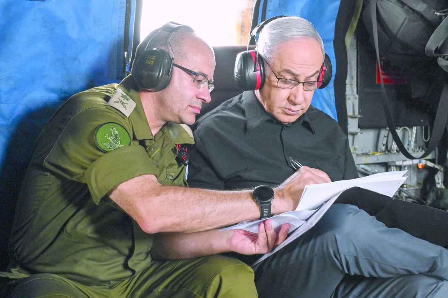 İsrail Başbakanı Binyamin Netanyahu dün kuzey bölgedeki İsrail ordusunun karargahına yaptığı ziyarette (DPA)