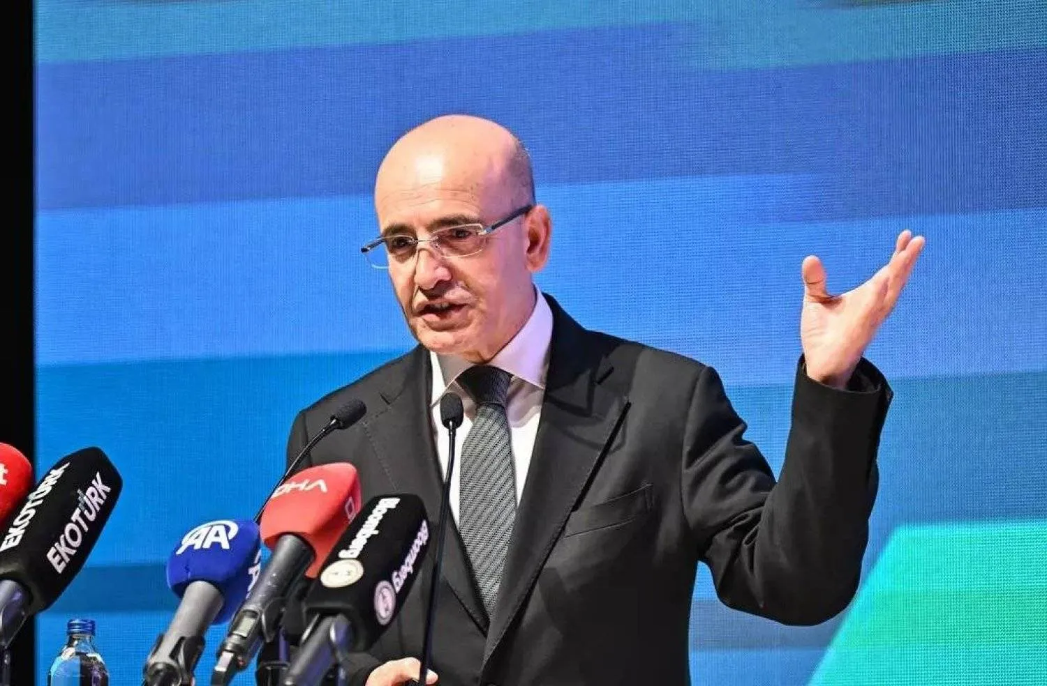 Turkish Minister of Treasury and Finance Mehmet Simsek speaking during the Arab-Turkish Banking Summit in Istanbul. (Asharq Al-Awsat) 