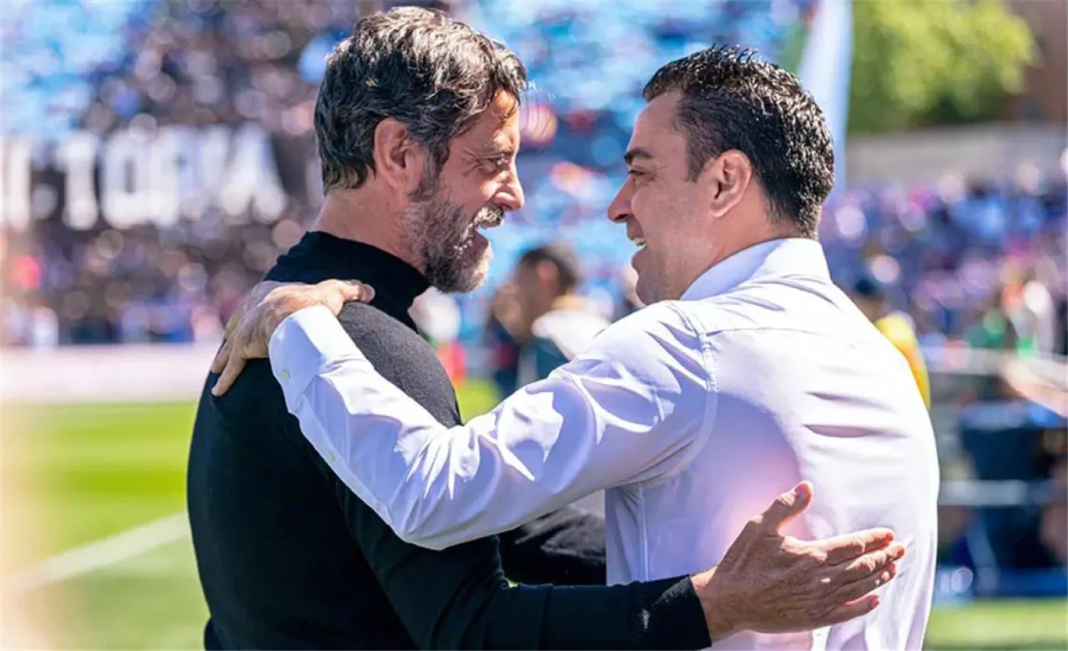 سانشيز مدرب إشبيلية وتشابي هرنانديز مدرب برشلونة خلال إحدى المواجهات السابقة بالدوري الإسباني (الشرق الأوسط)