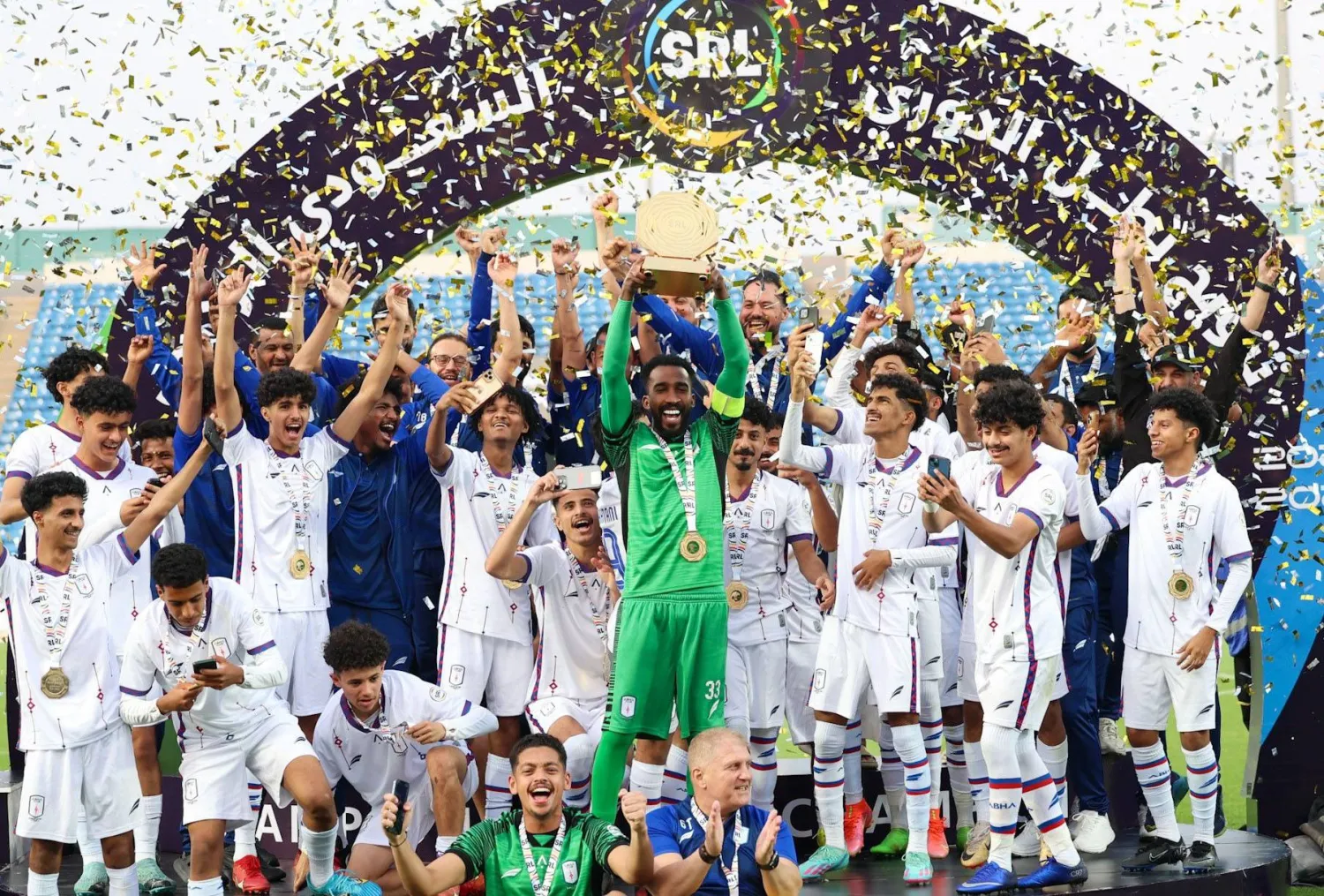 من مراسم تتويج نادي أبها ببطولة الدوري السعودي الرديف (الشرق الأوسط)