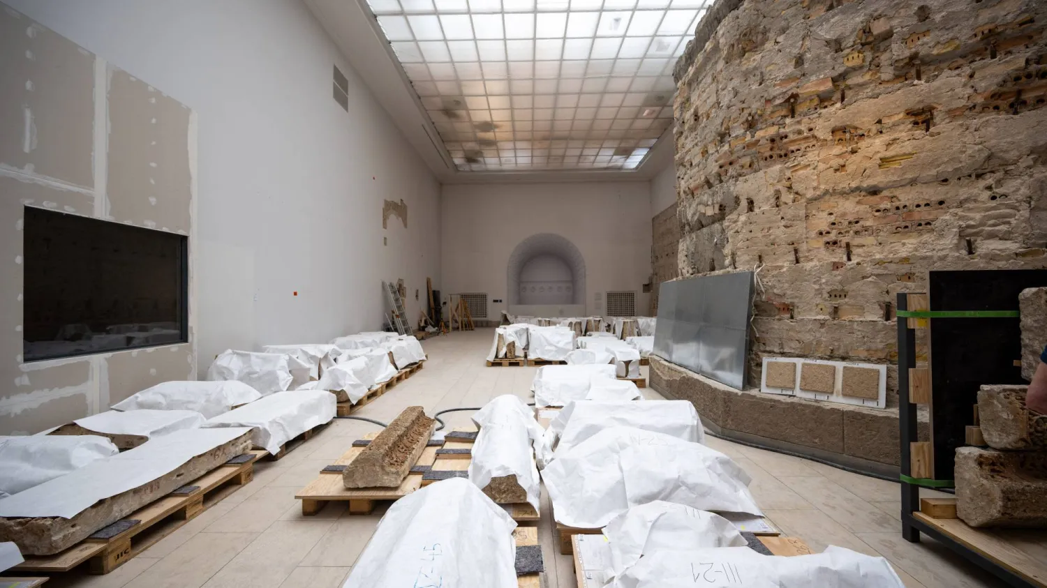 24 May 2024, Berlin: Façade parts packed for transportation lie on the construction site in the Mschatta Hall in the Pergamon Museum. Photo: Monika Skolimowska/dpa