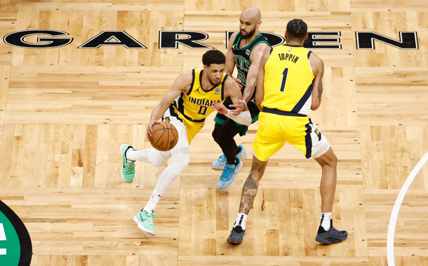 سجّل هاليبرتون 10 نقاط قبل الخروج مصاباً في الربع الثالث (أ.ف.ب)