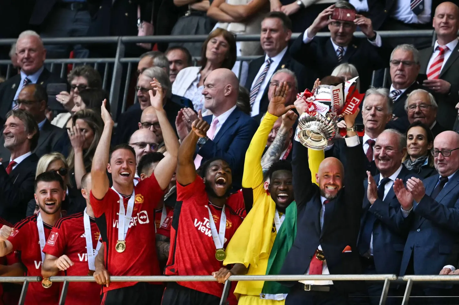 تن هاغ مدرب المان يونايتد رافعاً كأس إنجلترا خلال مراسم تتويج فريقه باللقب عقب فوزهم على مانشستر سيتي (أ.ف.ب)