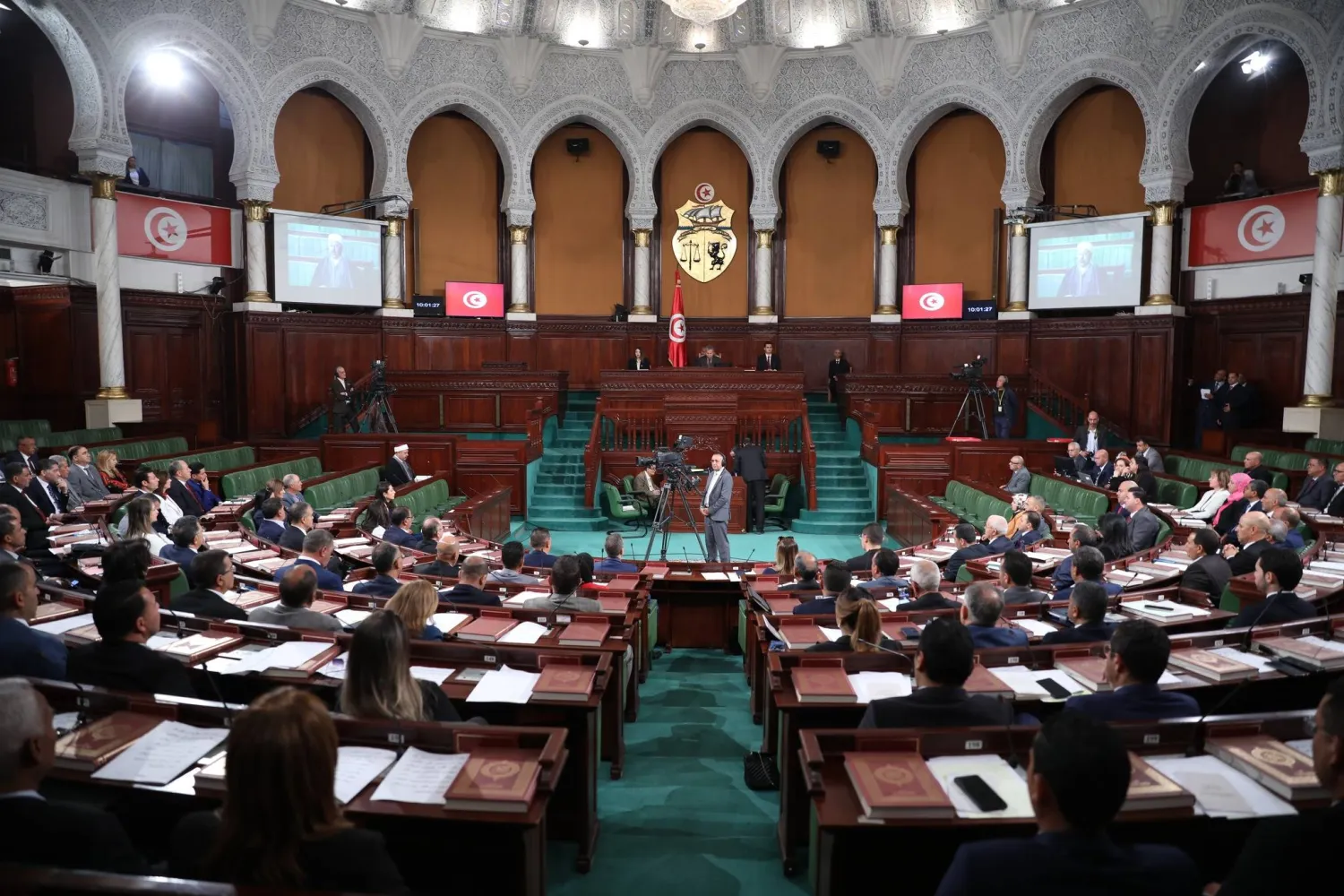 مقترح تشغيل ودمج المهاجرين العالقين أثار جدلاً سياسياً حاداً في أروقة البرلمان التونسي (الشرق الأوسط)